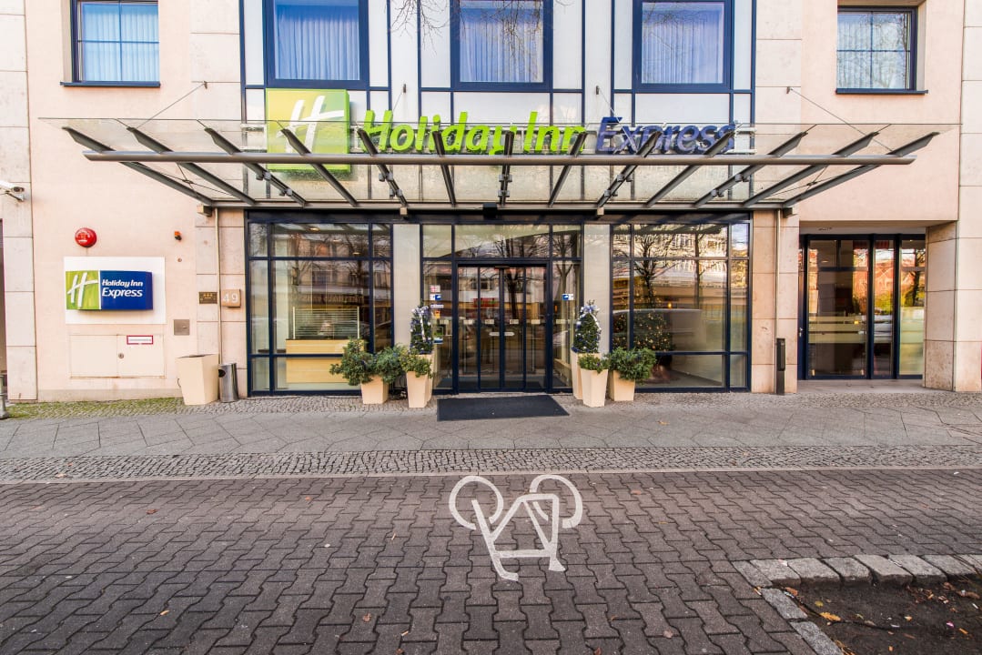 Hoteleingang Holiday Inn Express Berlin City Center