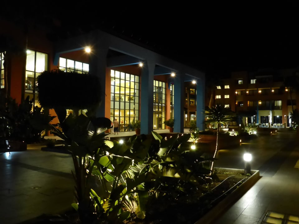 Abendstimmung auf der Terrasse vor dem Barbereich Hotel H10 Tindaya
