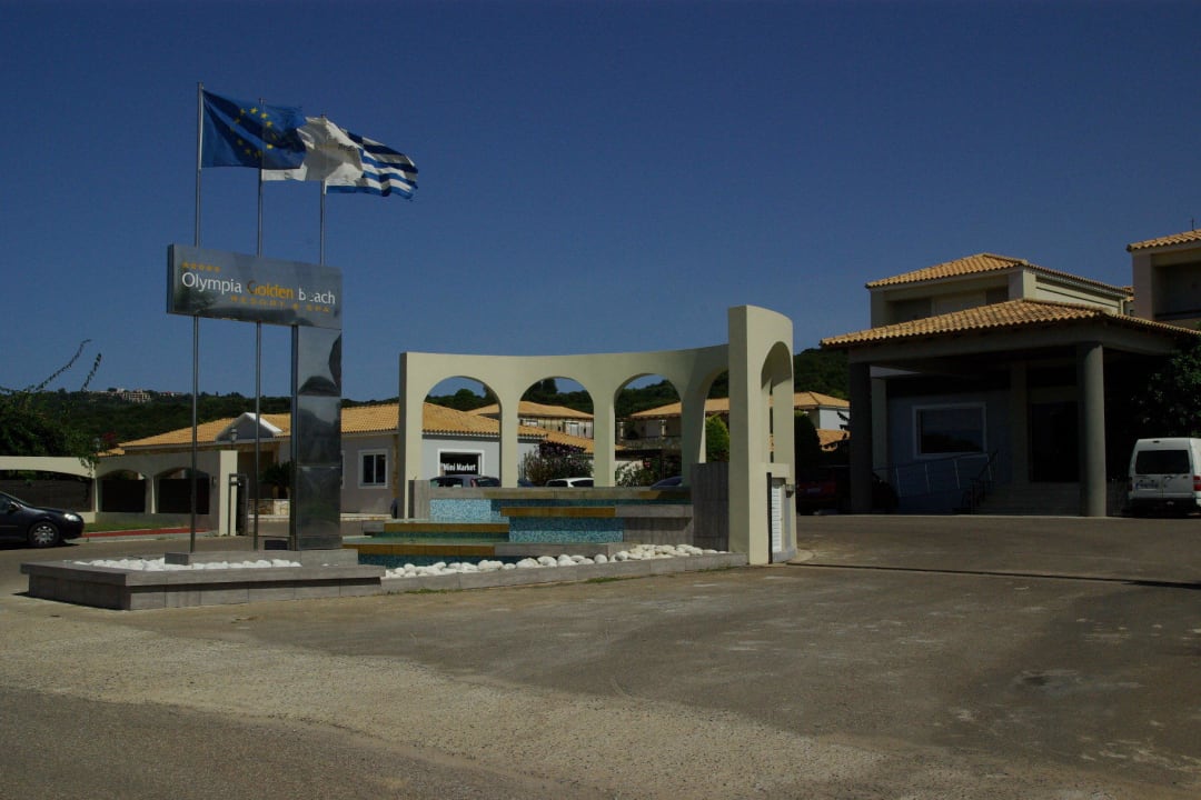 Das Hotel von außen (Hauptgebäude und Einfahrt) Olympia Golden Beach Resort & Spa