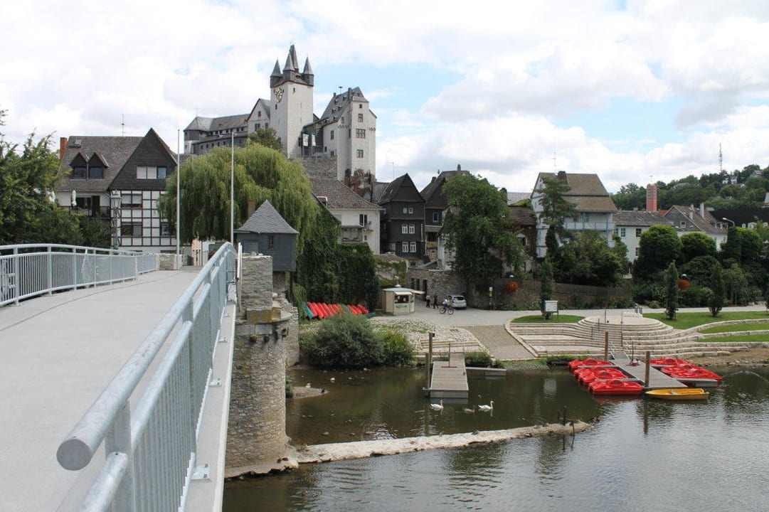 Grafenschloss mit Lahn Grafenschloss-Jugendherberge Diez
