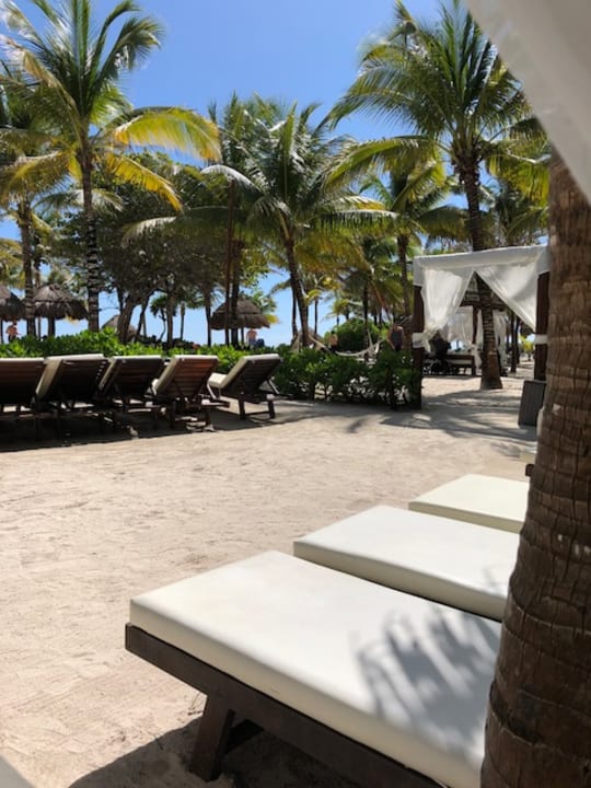 Private Beach Area für TRS Urlauber mit Liegen und Cabanas  Grand Palladium Kantenah Resort & Spa