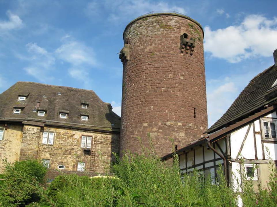 Burgfried mit Haupthaus Burghotel Trendelburg