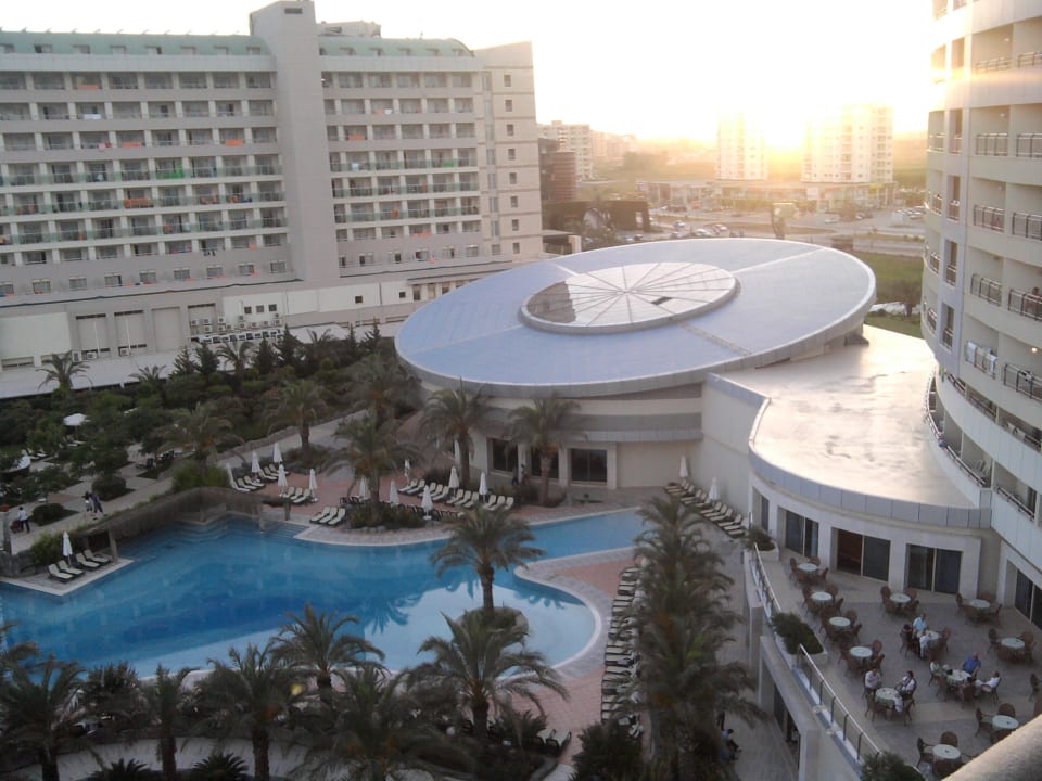 Направо вход в спа центр Royal Wings Hotel