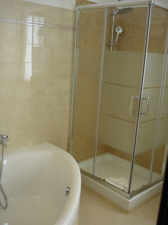 Modernes, geräumiges Bad OC Hotel Villa Adriana