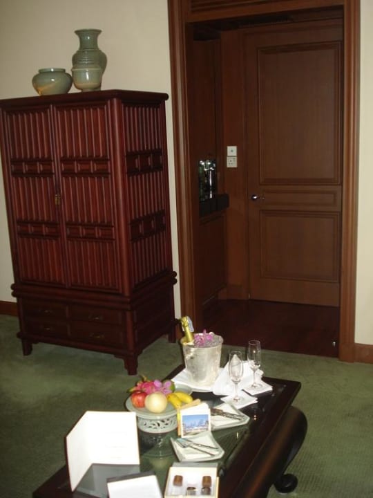 Tür zwischen Schlaf-/Wohnraum und Vorraum Hotel The Peninsula Bangkok