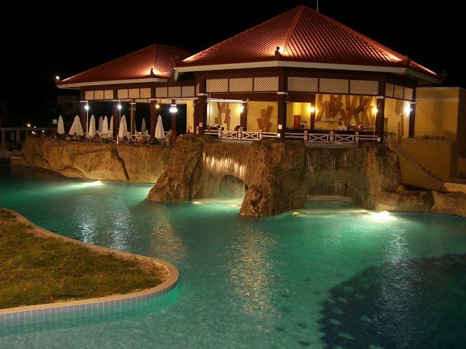 Pool bei nacht inkl.Aqa Bar Resonance Musique Varadero