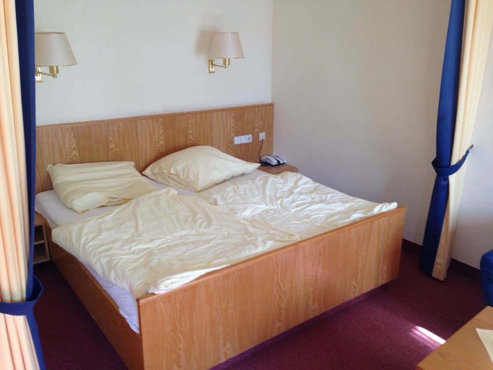 Betten Matratzen durchgelegen und Lattenrost knarr Appartementhotel Finkenhof