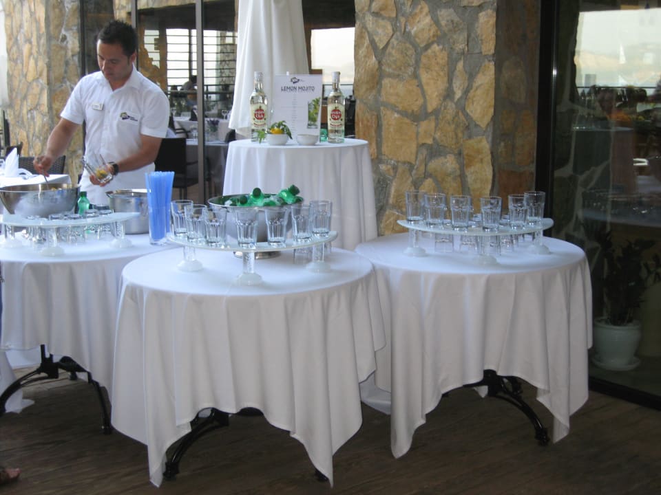 Begrüßung Drinks am Abend im Hauptrestaurant TUI BLUE Seno - Adults Only