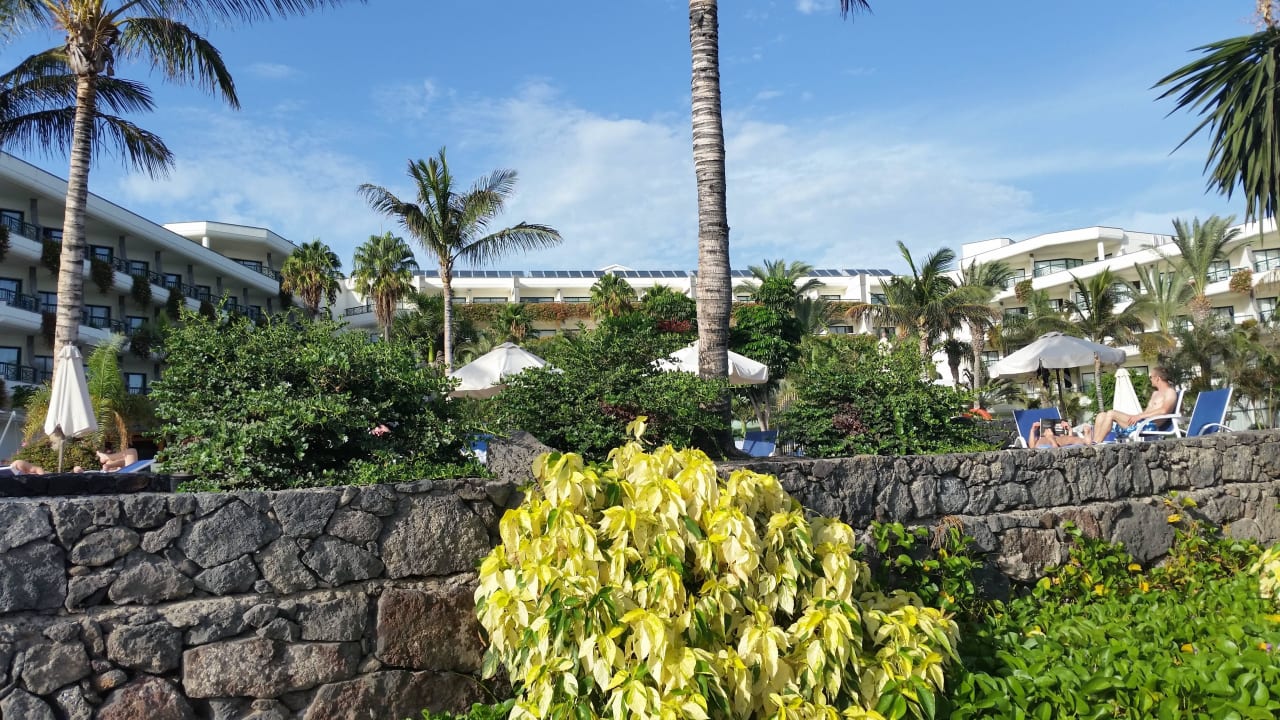 Blick zum Hotel von der Promenade Hipotels Natura Palace