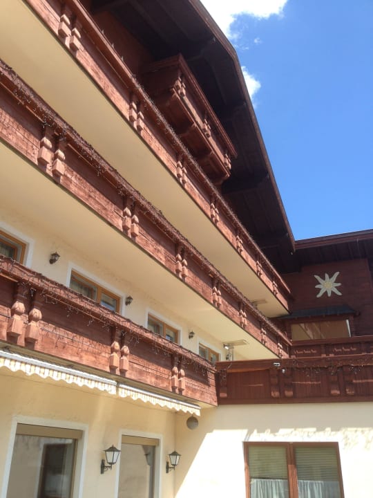Balkone im Frontbereich zur Straße Alpenhotel Edelweiss