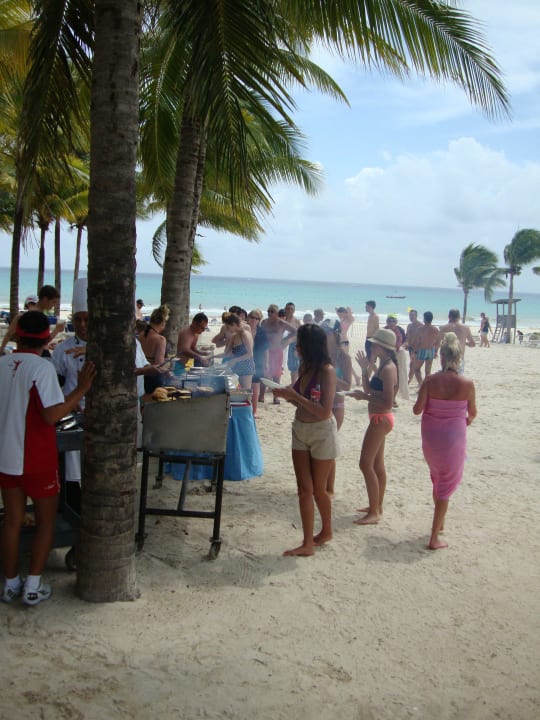 Mittagessen - Burger und Hotdogs am Strand Hotel Riu Palace Riviera Maya