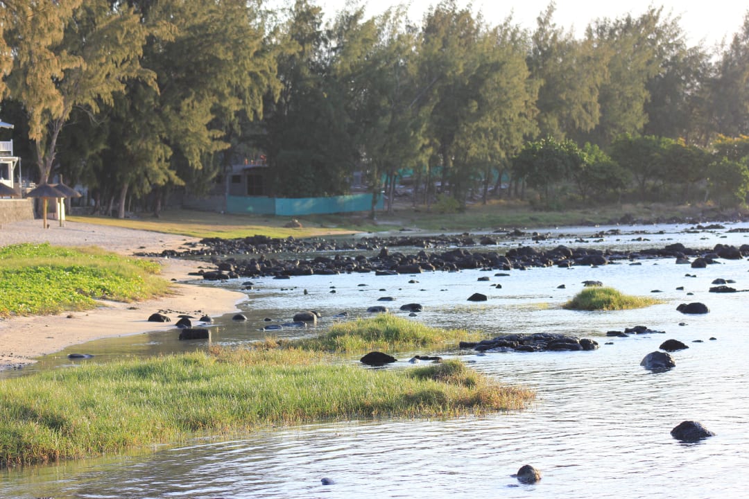 Strand in wenigen Schritten vom Hotel. Lavasteine Veranda Pointe aux Biches Hotel