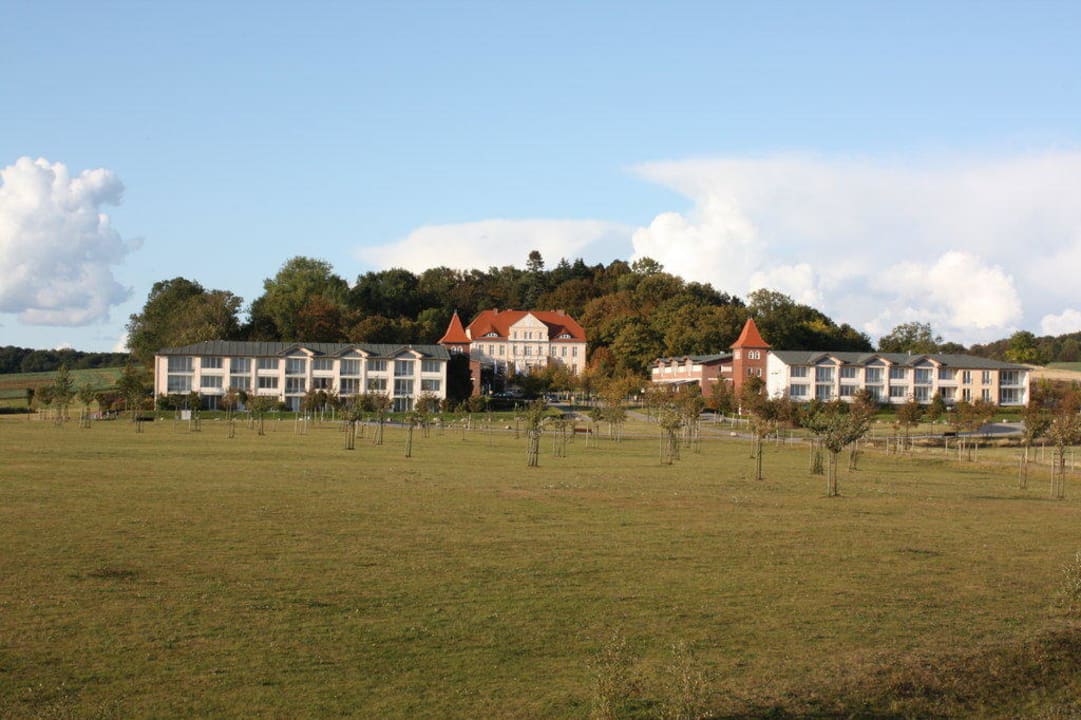 Blick von der Grünanlage auf das Haupthaus Precise Resort Rügen