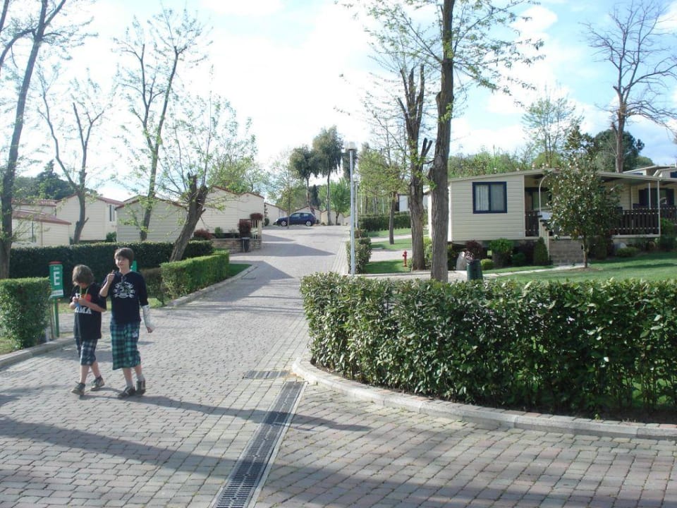Wege zwischen den Bungalows Flaminio Village