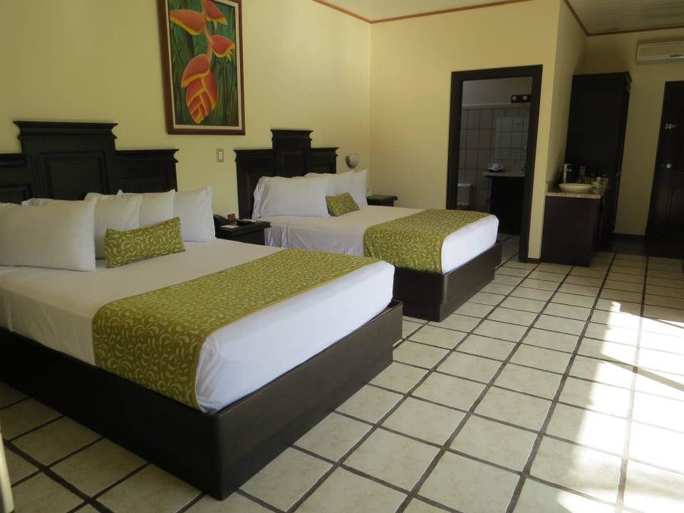 Blick in das Zimmer vom Eingangsbereich Arenal Manoa & Hot Springs Resort