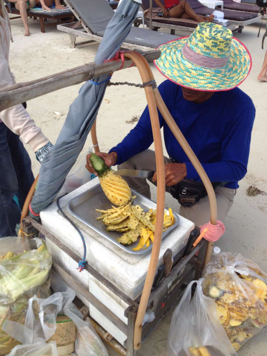 Obstverkäufer am Strand Hotel Baan Chaweng Beach Resort & Spa