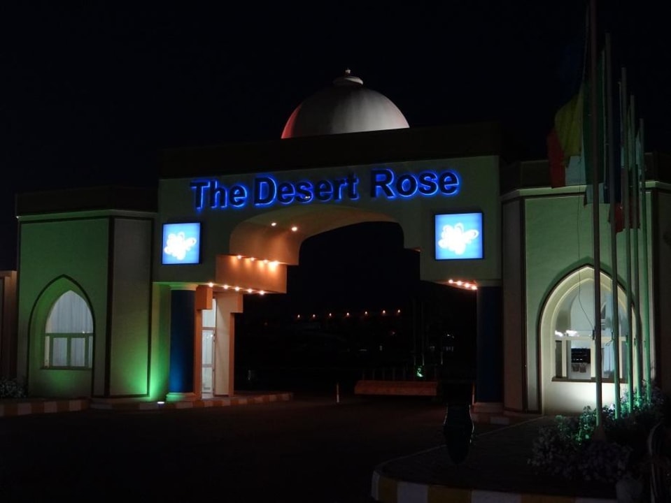 Einfahrt in die Hotelanlage Desert Rose