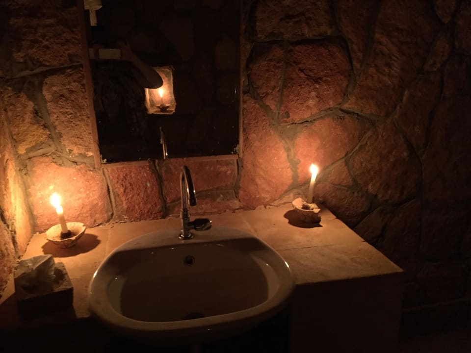 Toilette bei Nacht mit Kerzen beleuchtet Adrere Amellal Eco Lodge