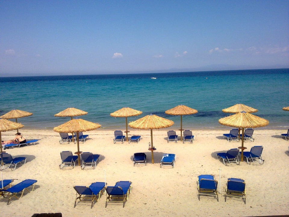Strand vor dem Hotel Ammon Zeus Luxury Beach Hotel