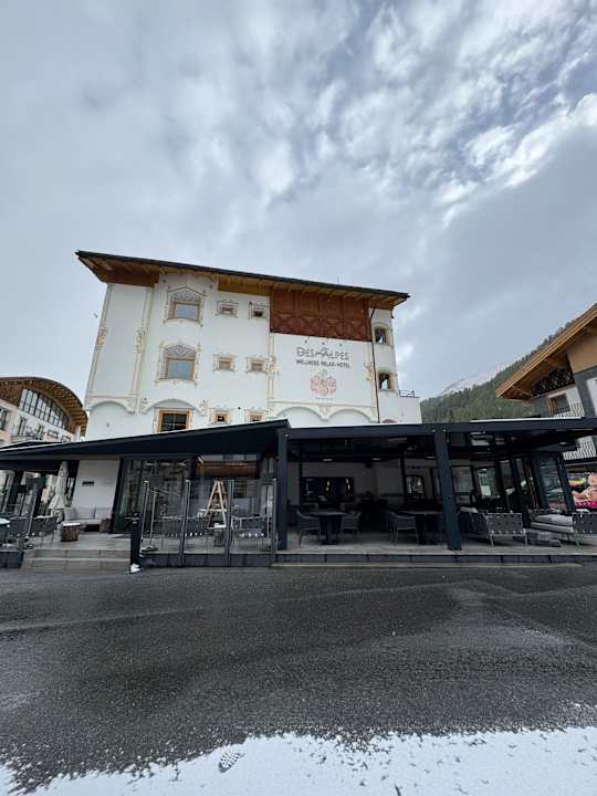 Außenansicht Hotel des Alpes