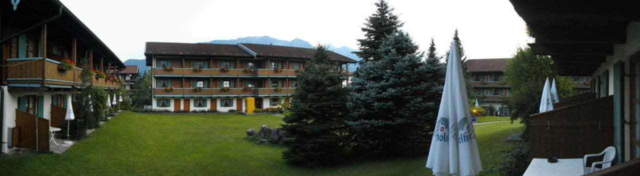 Blick von der Terrasse in den Innenhof Das Bergmayr - Chiemgauer Alpenhotel