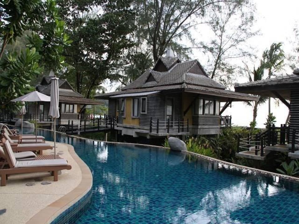 Pool mit Blick zum Meer Moracea by Khao Lak Resort