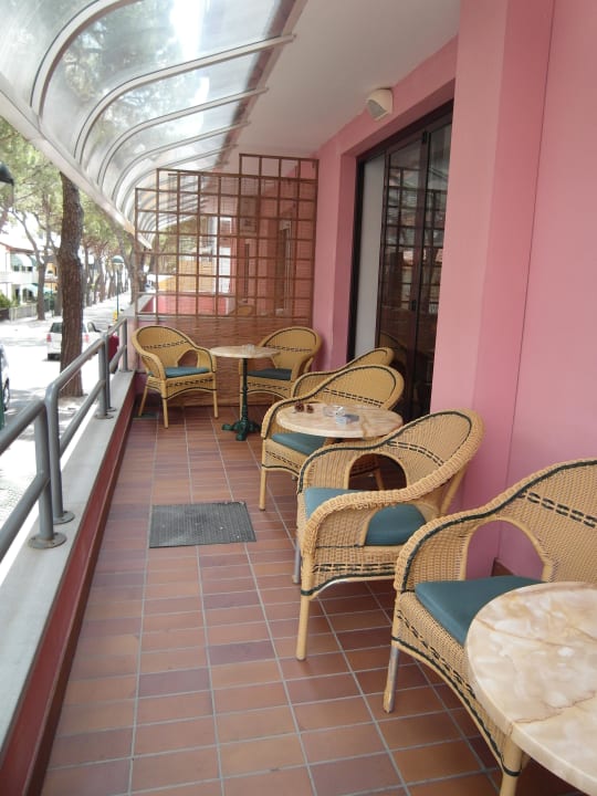 Sitzgelenheit neben der Bar Aparthotel Garni Carinzia