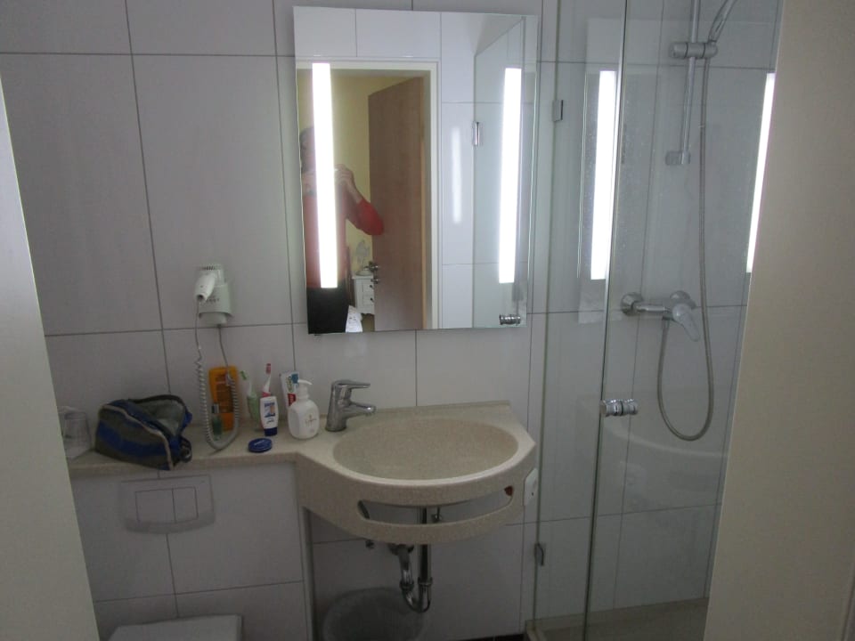 Blick ins kleine Bad Dusche WC Hotel Mutz Garni