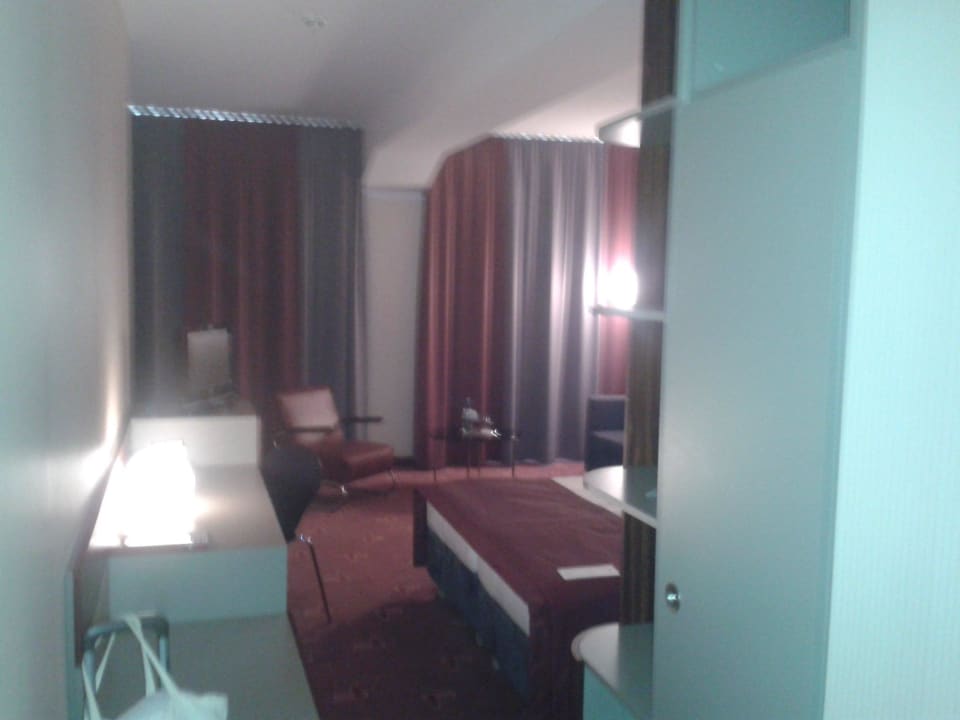 Zimmer - sehr geräumig Premier Inn Köln City Mediapark