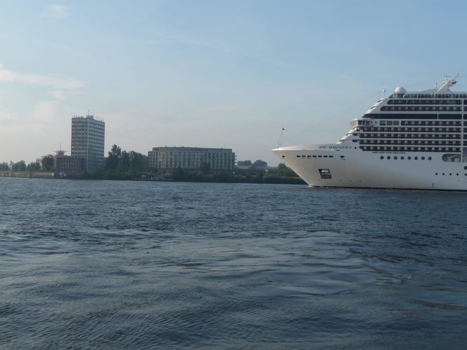 Blick auf das Hotel Rilano vom Ostufer der Elbe   elaya hotel hamburg finkenwerder