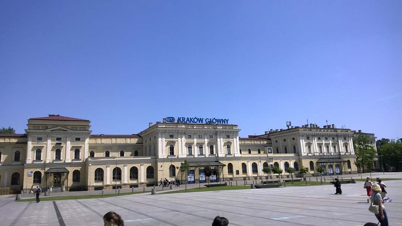 Paar Meter vom Hotel- Bahnhof Aparthotel Mały Kraków