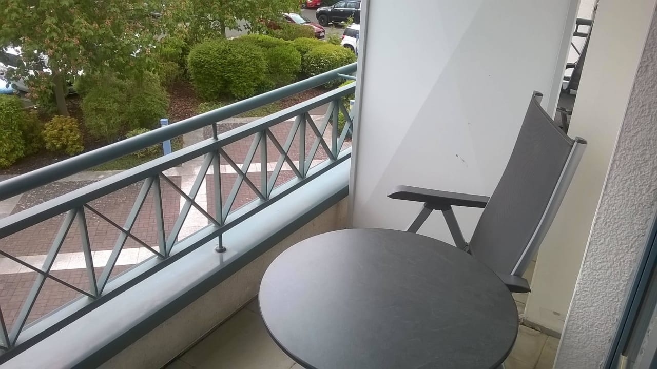 Kleiner netter Balkon mit zwei Stühlen Göbel's Hotel Aquavita