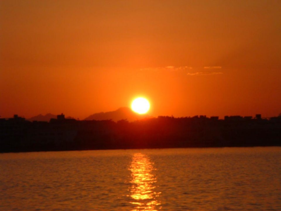 Sonnenuntergang Moreno Horizon Spa & Resort