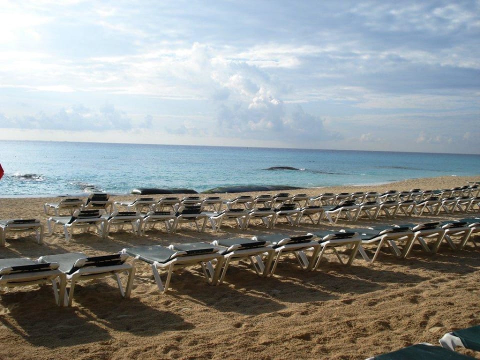 Leerer Strand am frühen Morgen Hotel Riu Tequila