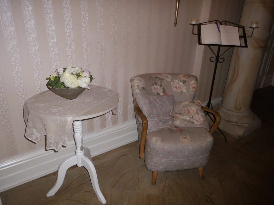 Hübsch hergerichtetes Musikzimmer  Burghotel Haselünne