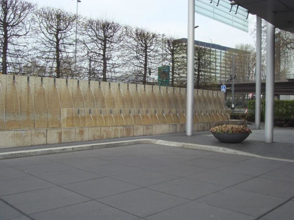 Springbrunnen vor dem Hotel Radisson Blu Hotel Köln