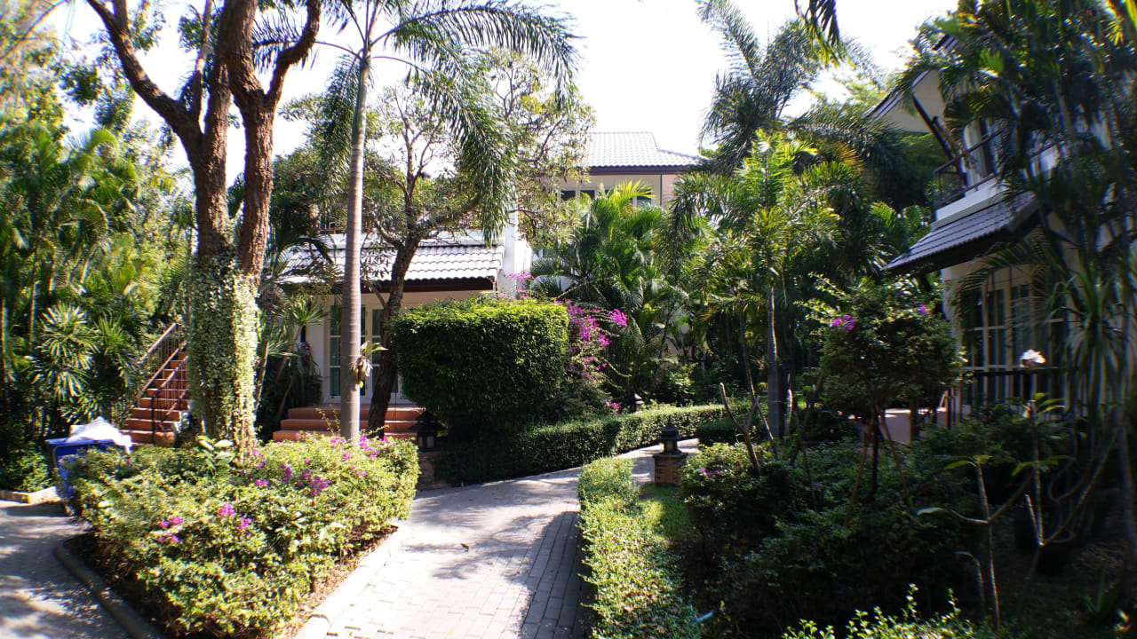 Weg durch die Anlage mit den Bungalows Laksasubha Hua Hin