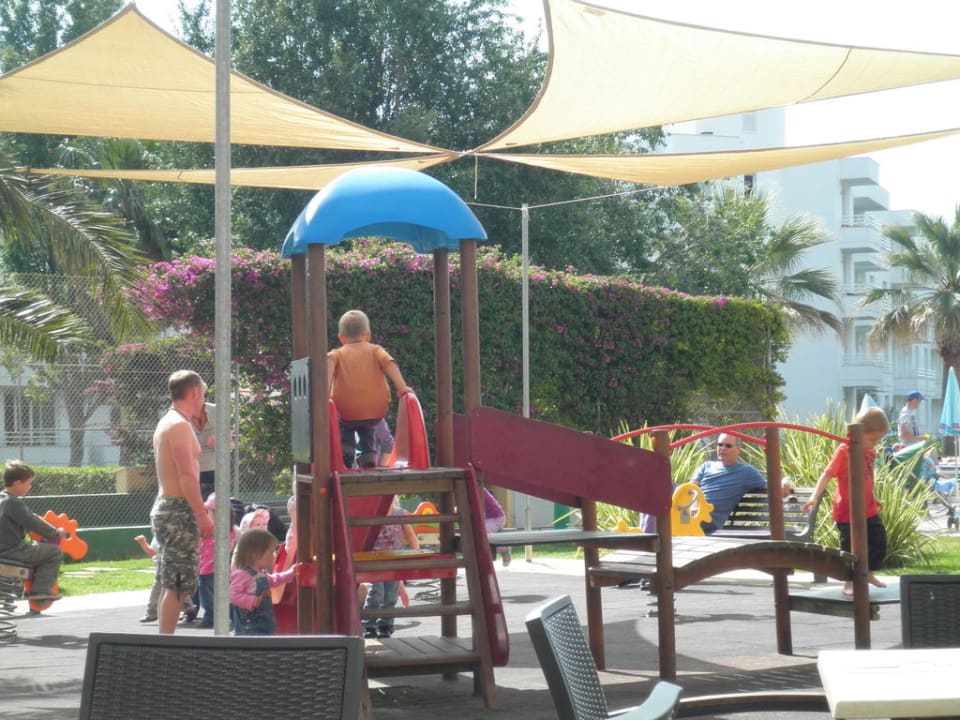 Spielplatz vor dem Restaurant allsun App.-Hotel Orient Beach