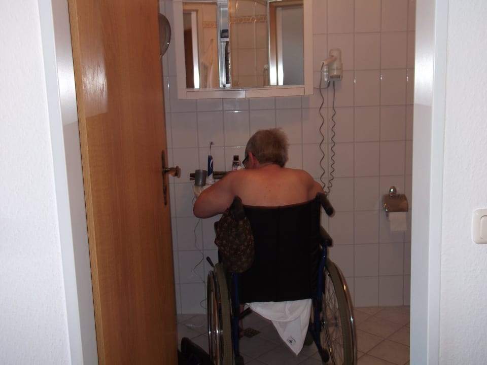 Nur bei offener Türe mit Rolli zu benutzen Alcor Hotel Feriendorf an der Ostsee