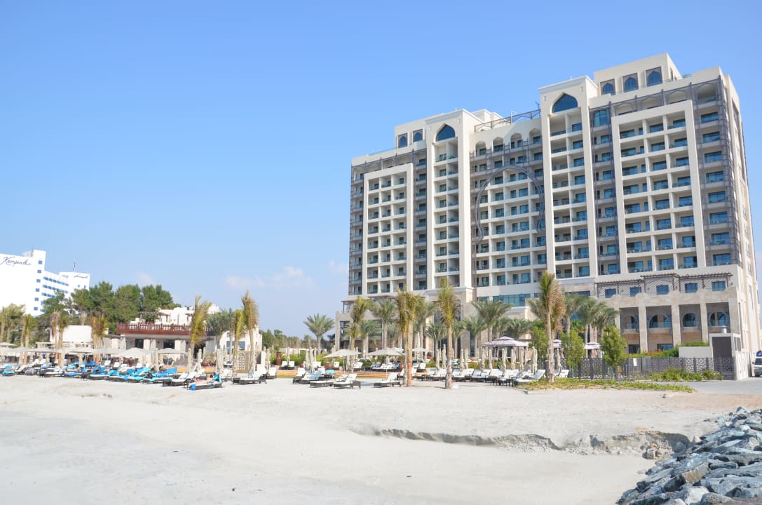 Blick vom Strand auf das Hotel Ajman Saray, a Luxury Collection Resort
