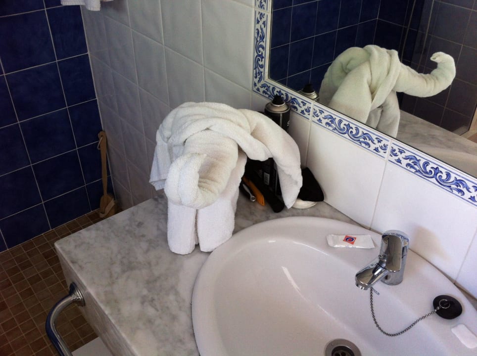 Nette Geste des Reinigungspersonals Apartments Mar Blau