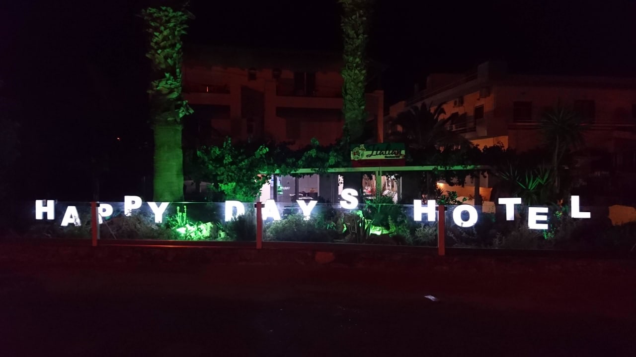 Schriftzug HARPIN Happy Days Beach Hotel