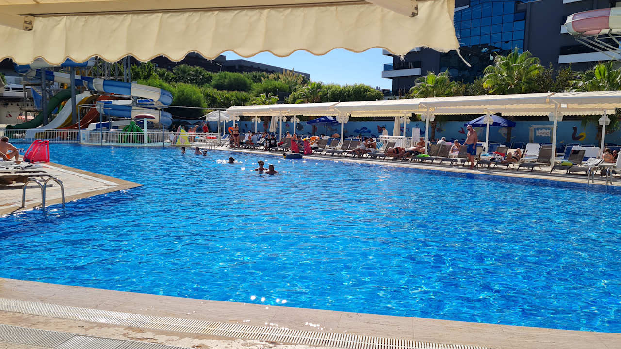 Pool Ramada Resort by Wyndham Side