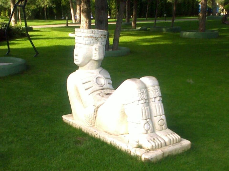 Eine von vielen Figuren in der Gartenanlage Voyage Belek Golf & Spa