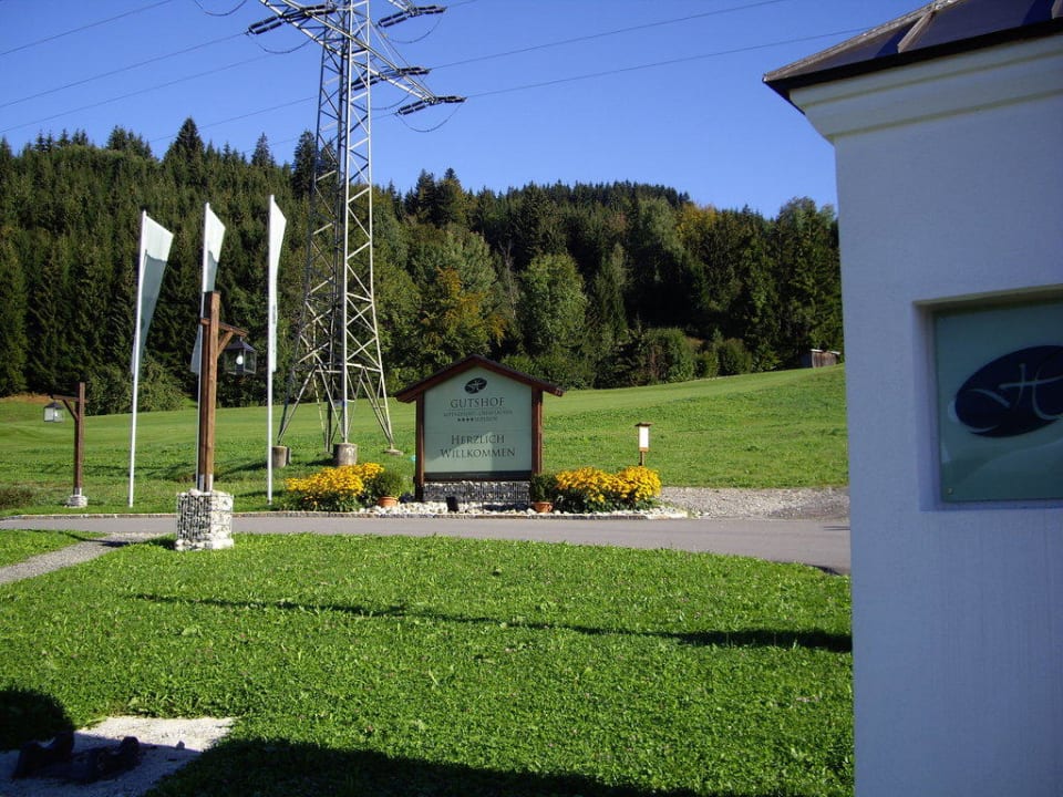 Einfahrt zum Alpenresort Haubers Gutshof Haubers Naturresort