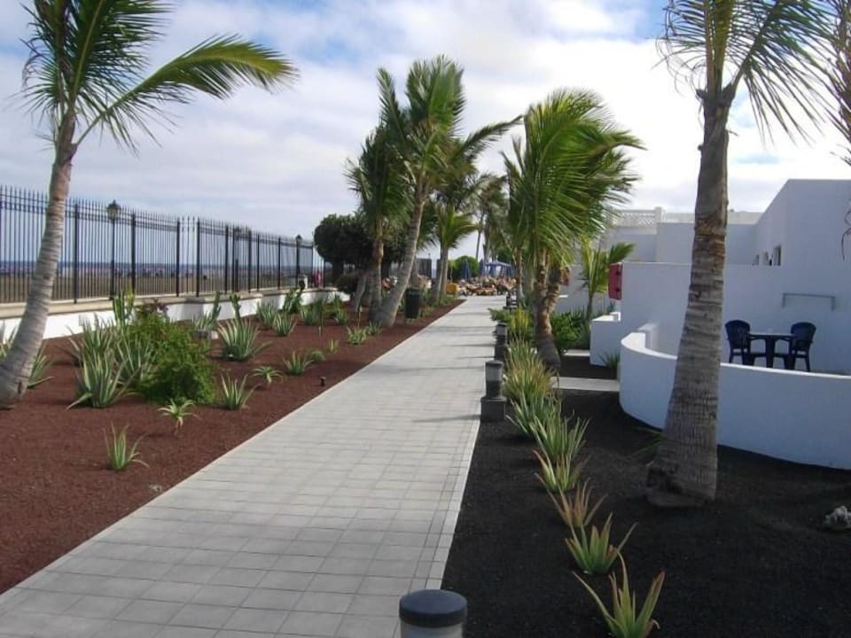 Auf dem Weg zum Pool zum Restaurant Hotel Las Costas