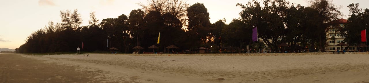 Blick vom Meer auf Hotel Swiss Garden Resort & Spa Kuantan