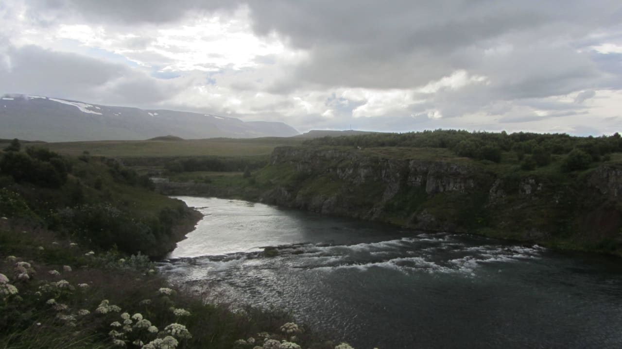 Fluss bei den Hütten Gladheimar Cottages