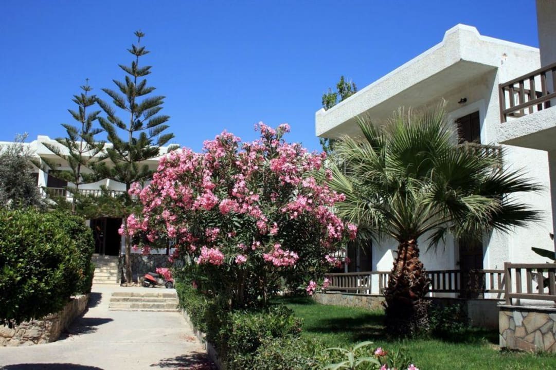 Blick aus dem Garten auf den Haupteingang Matala Valley Village