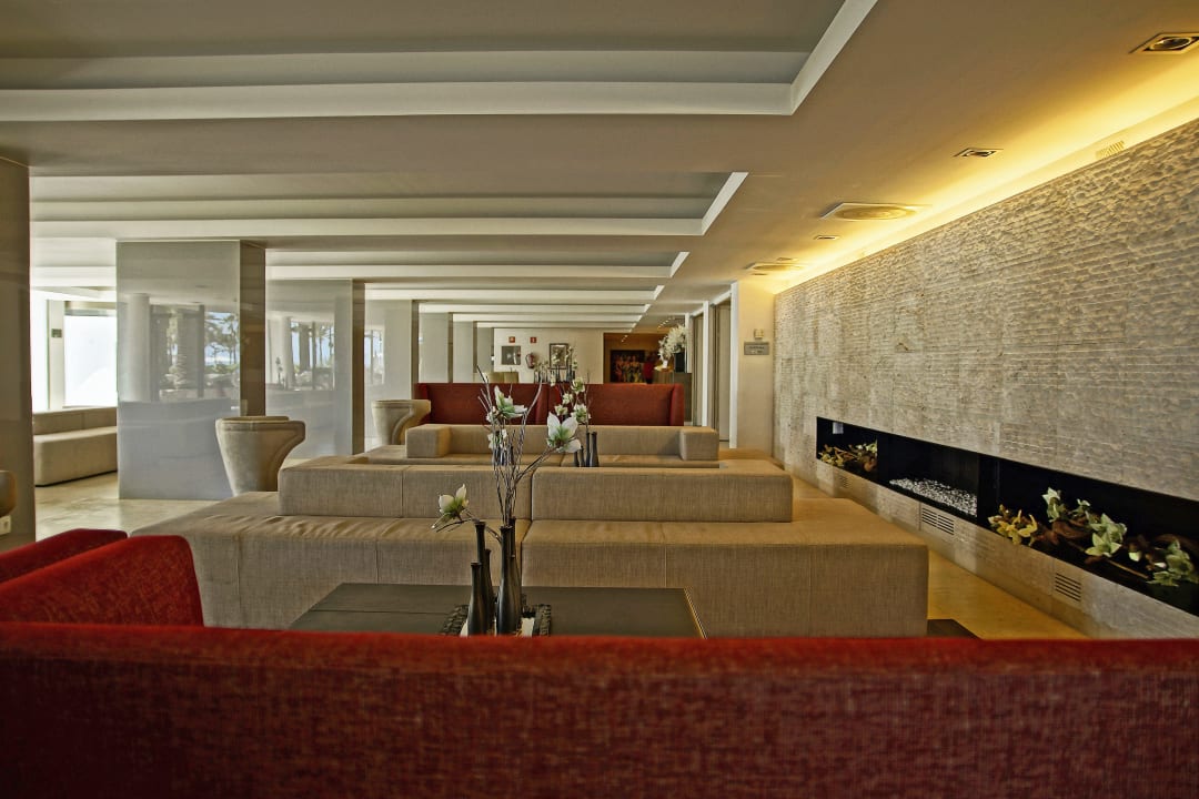Sitzecken in der Lobby allsun Hotel Bahia del Este